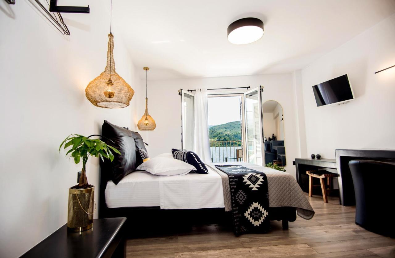 A & B Minimal Suite Ιι With Sea View In Argostoli Eksteriør bilde